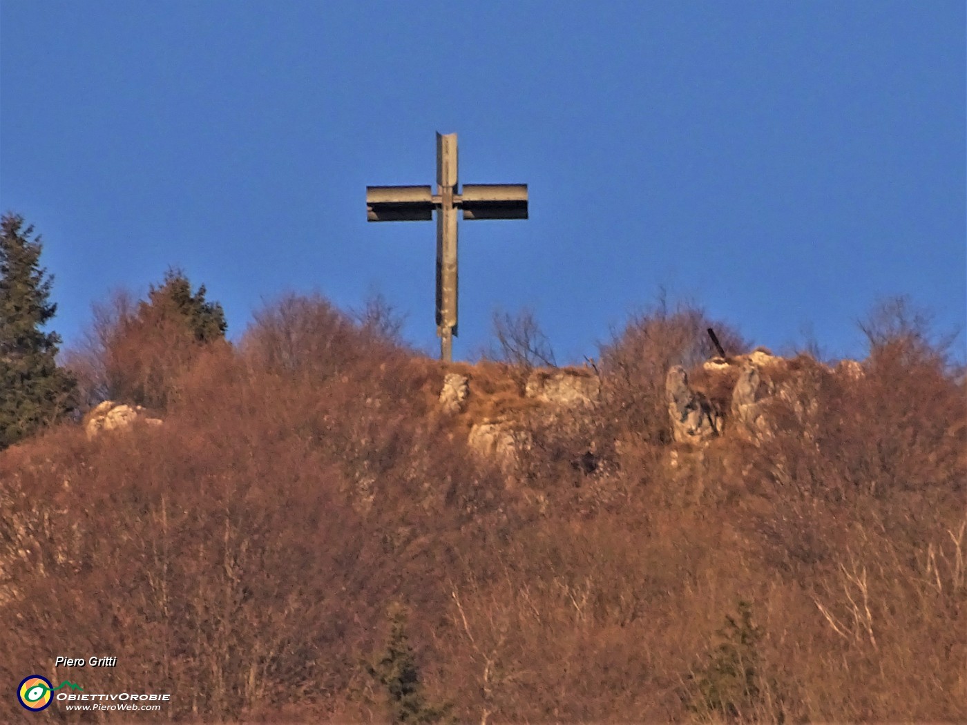 75 Maxi zoom sulla croce di Cima Zambelli (1550 m).JPG